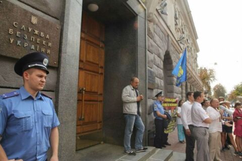 Соратники Тягнибока разбили бюст Ленина у здания СБУ