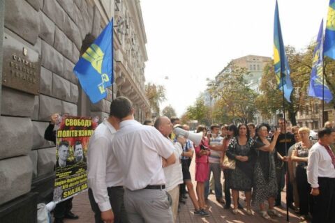 Соратники Тягнибока разбили бюст Ленина у здания СБУ