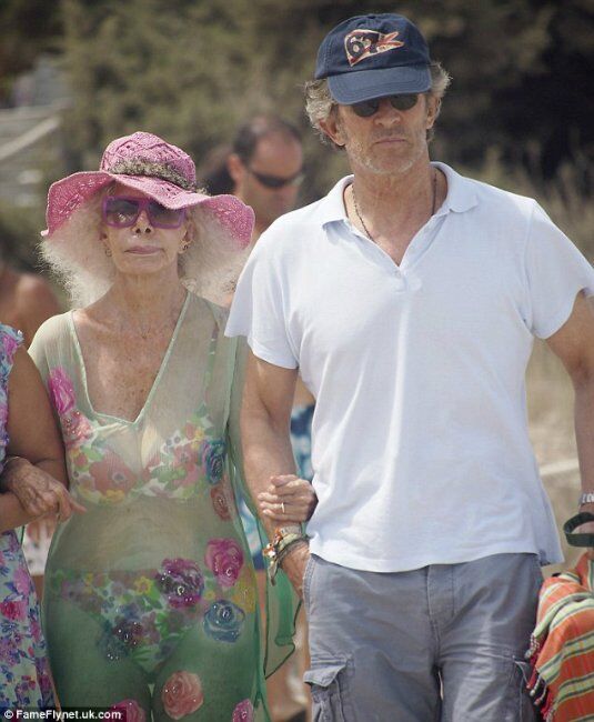 86-летняя герцогиня Альба носит бикини. Фото