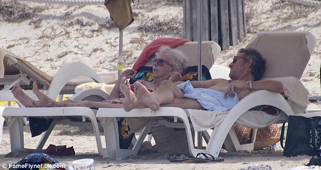 86-летняя герцогиня Альба носит бикини. Фото