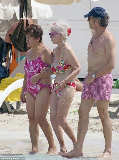 86-летняя герцогиня Альба носит бикини. Фото