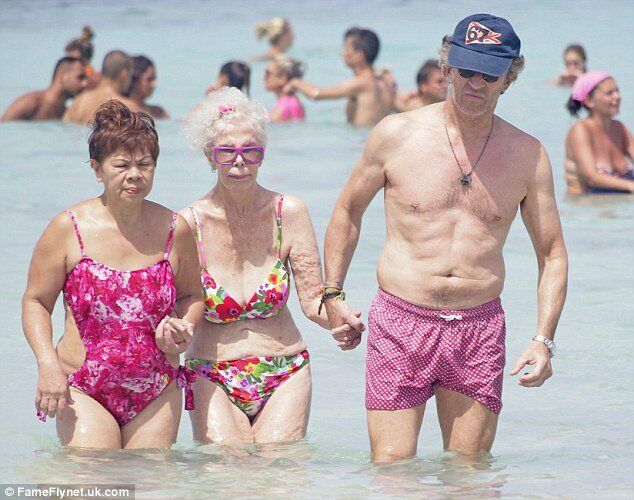 86-летняя герцогиня Альба носит бикини. Фото