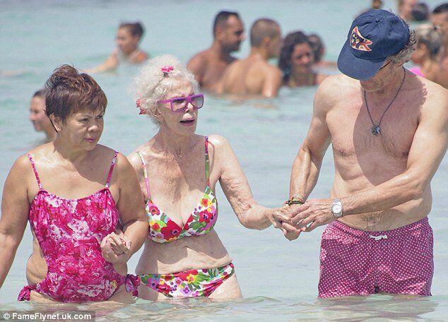86-летняя герцогиня Альба носит бикини. Фото