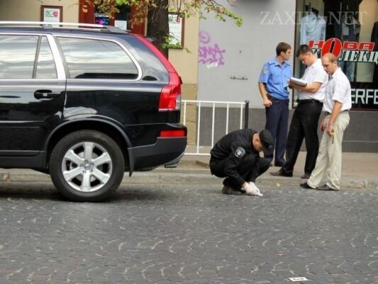 ЗМІ: у Львові розстріляли автомобіль кримінального авторитета. Фото