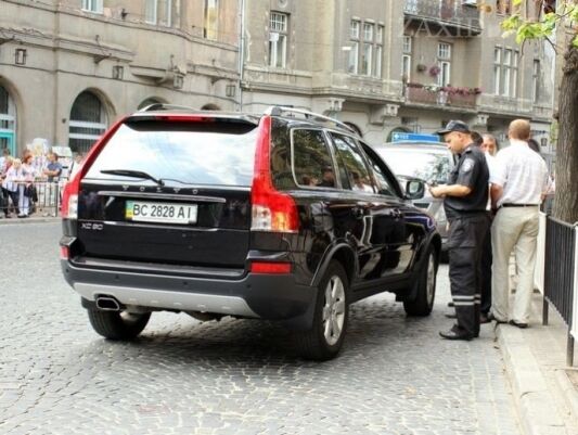 СМИ: во Львове расстреляли автомобиль криминального авторитета. Фото