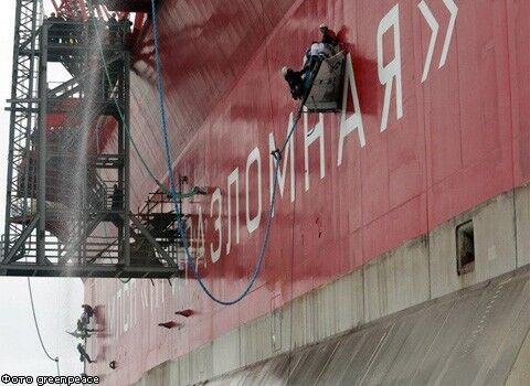 Гринпис захватили буровую Газпрома в Арктике: нефтяники поливают экологов водой. Фото 