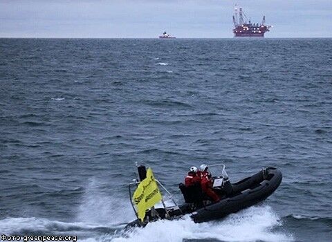 Грінпіс захопили бурову Газпрому в Арктиці: нафтовики поливають екологів водою. Фото
