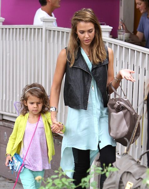 Джессика Альба осветляет волосы. Фото