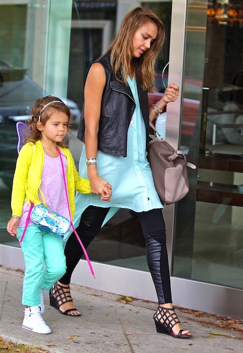 Джессика Альба осветляет волосы. Фото