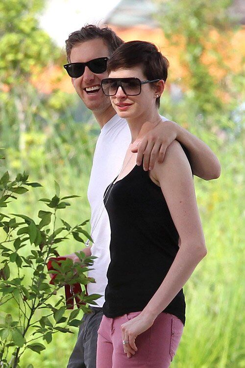 Хэтэуэй и Шульман гуляют с собакой. Фото