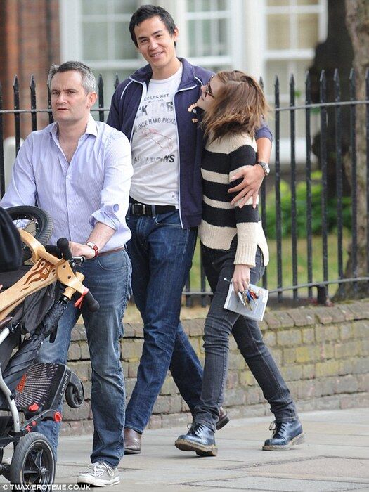 Счастливая Уотсон гуляет с бойфрендом. Фото