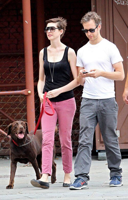 Хэтэуэй и Шульман гуляют с собакой. Фото