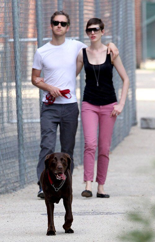 Хэтэуэй и Шульман гуляют с собакой. Фото