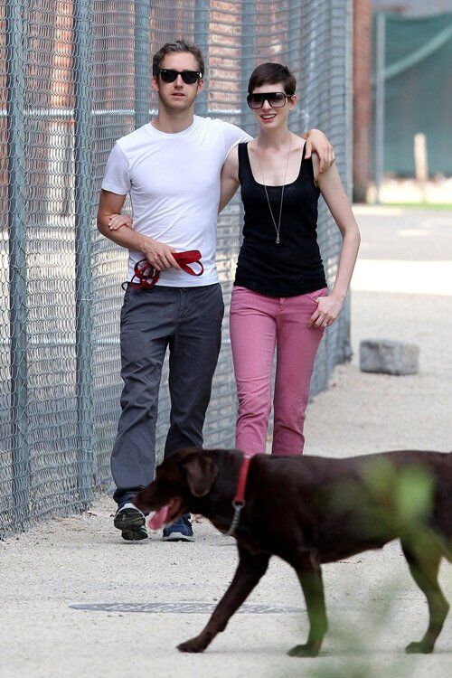 Хэтэуэй и Шульман гуляют с собакой. Фото