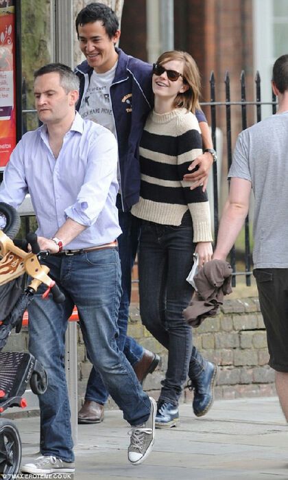 Счастливая Уотсон гуляет с бойфрендом. Фото