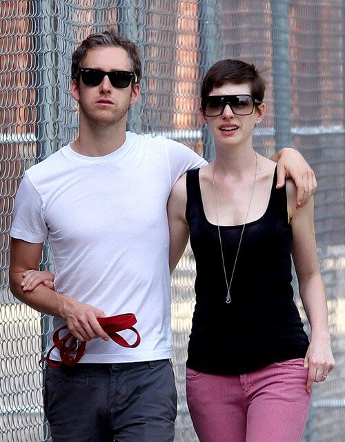 Хэтэуэй и Шульман гуляют с собакой. Фото