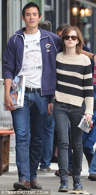 Счастливая Уотсон гуляет с бойфрендом. Фото