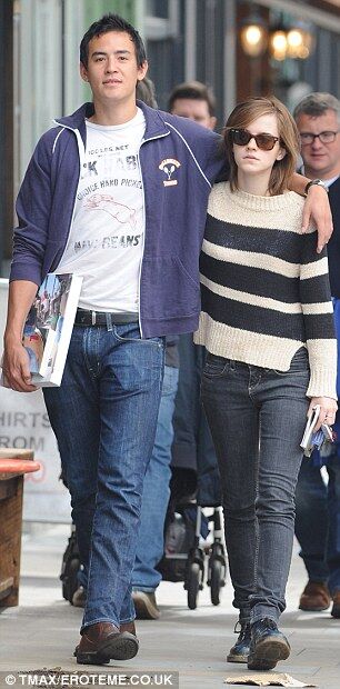 Счастливая Уотсон гуляет с бойфрендом. Фото