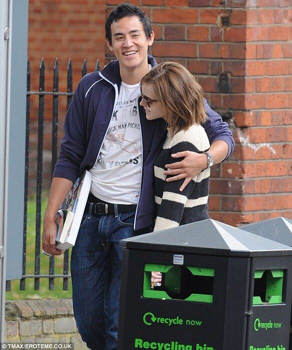 Счастливая Уотсон гуляет с бойфрендом. Фото