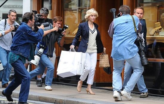 Принцесса Диана в лице Наоми Уоттс убегает от папарацци 