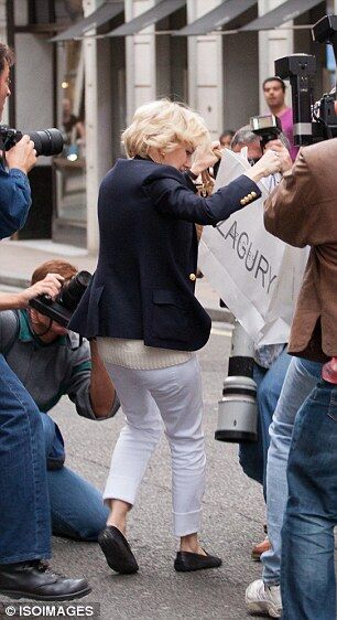 Принцесса Диана в лице Наоми Уоттс убегает от папарацци 