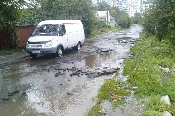 В Днепропетровске дожди смыли асфальт с улицы