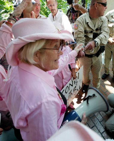 Во Флориде пытались заковать в наручники Кондолизу Райс