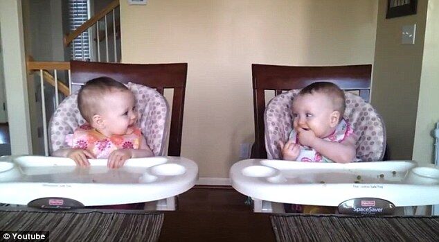 11-месячные близняшки танцуют под гитару. Видео