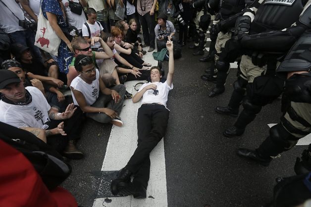 Во Флориде пытались заковать в наручники Кондолизу Райс