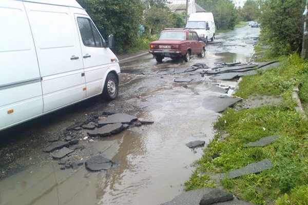 В Днепропетровске дожди смыли асфальт с улицы