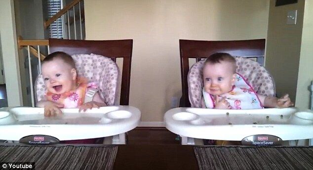 11-месячные близняшки танцуют под гитару. Видео