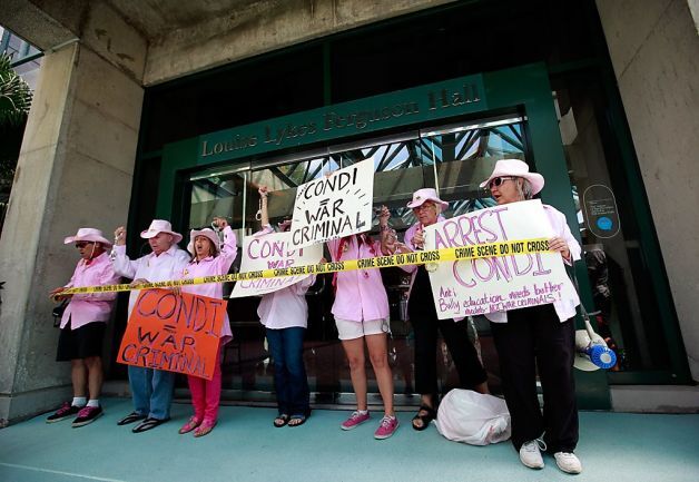 Во Флориде пытались заковать в наручники Кондолизу Райс