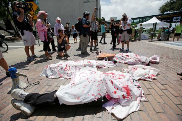 Во Флориде пытались заковать в наручники Кондолизу Райс