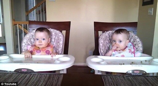 11-месячные близняшки танцуют под гитару. Видео