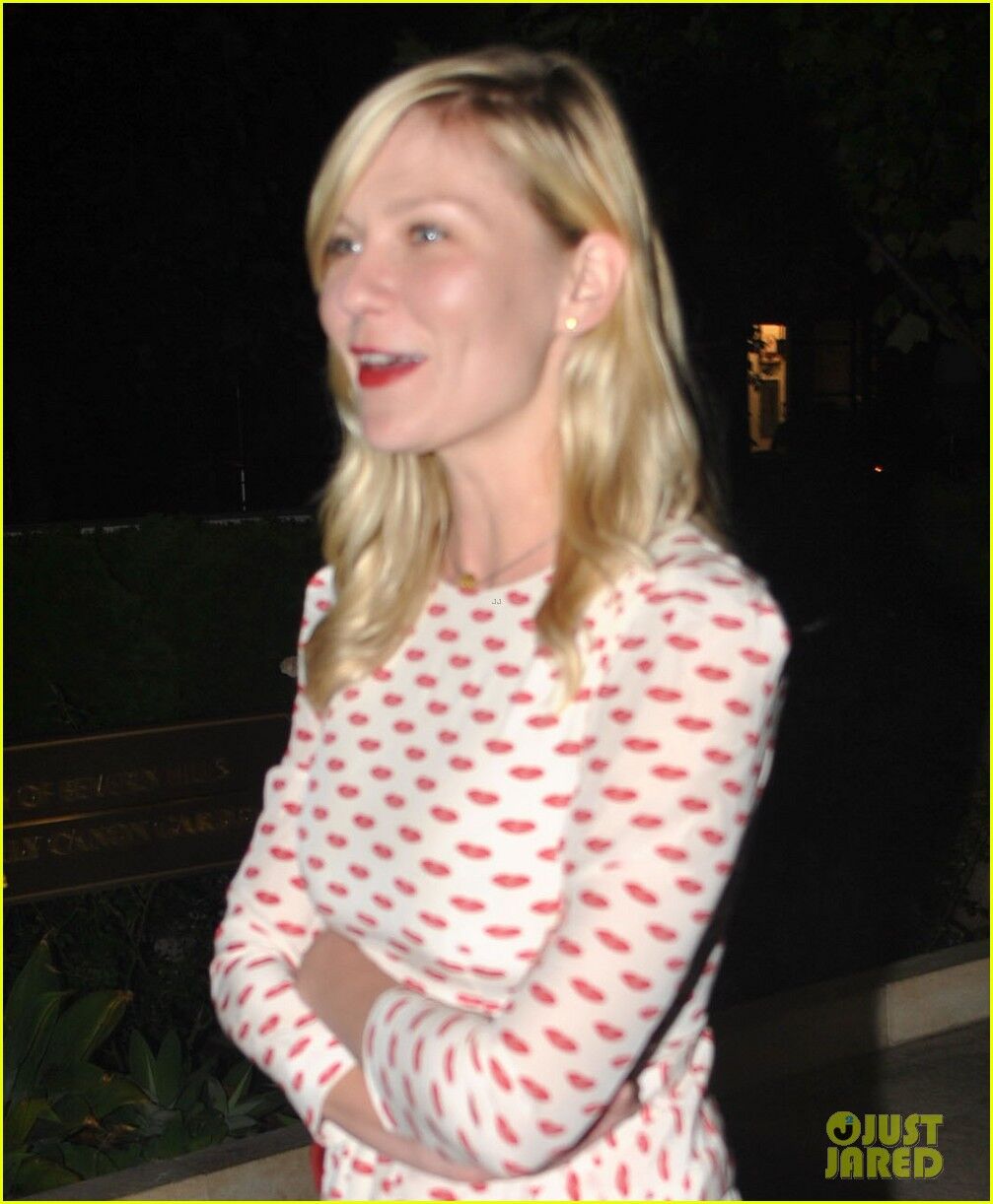 Кирстен Данст побывала на семейном ужине. Фото