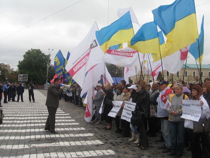 Под облсоветом Харькова митингуют "за" и "против" закона о языках