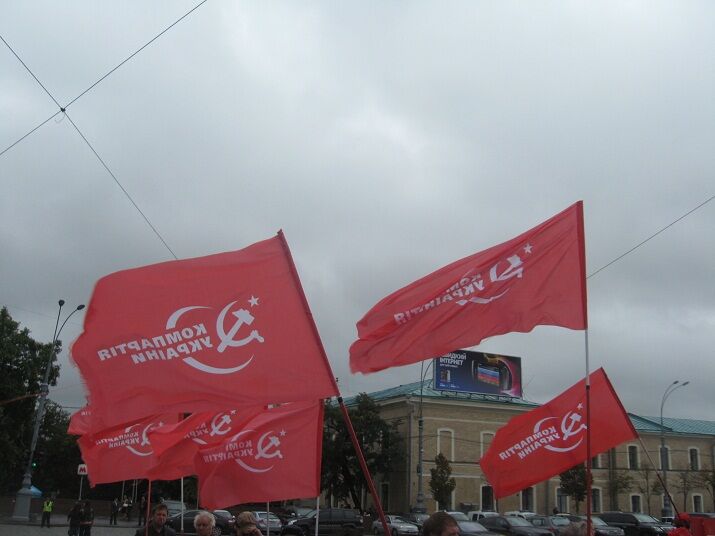 Под облсоветом Харькова митингуют "за" и "против" закона о языках