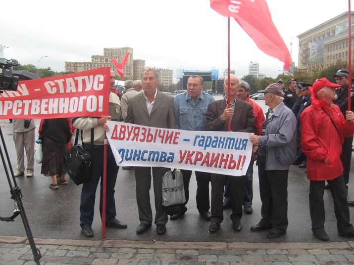 Под облсоветом Харькова митингуют "за" и "против" закона о языках