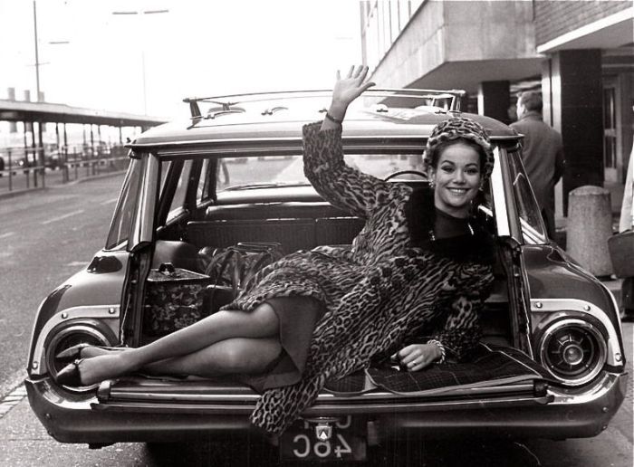 Сексуальные девушки и ретро-автомобили. Фото 
