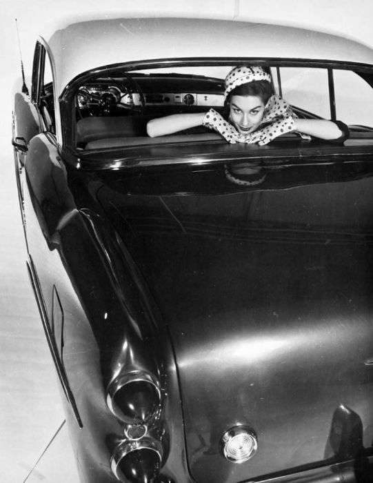 Сексуальные девушки и ретро-автомобили. Фото 