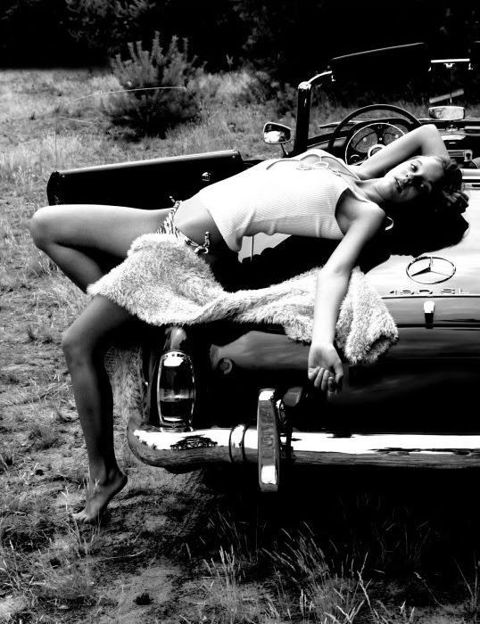 Сексуальные девушки и ретро-автомобили. Фото 
