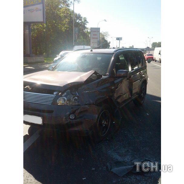 У памятника основателям Киева "Лада" перевернулась на крышу