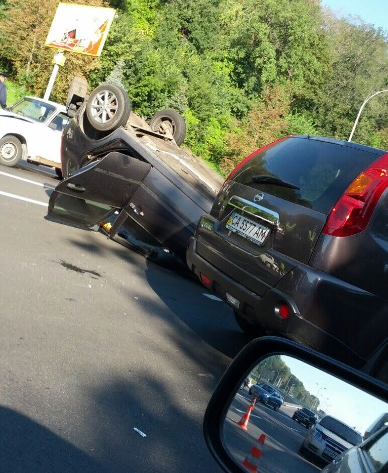 У памятника основателям Киева "Лада" перевернулась на крышу