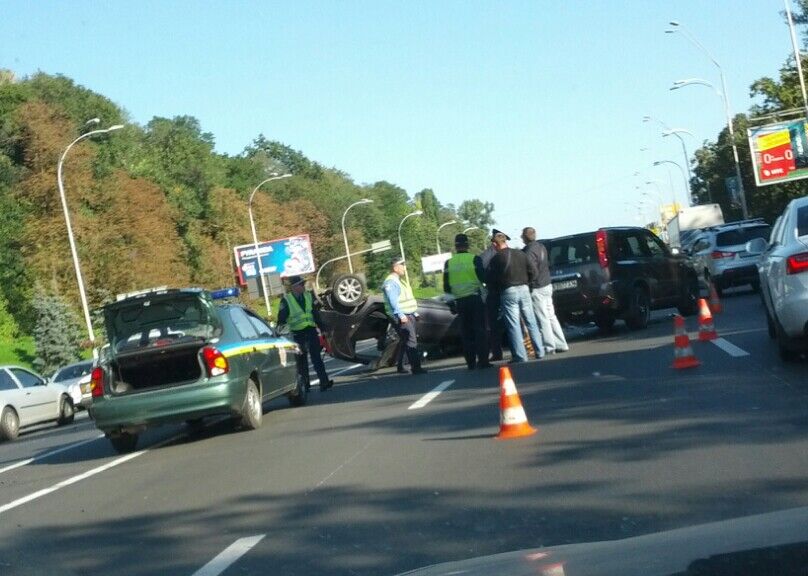 У памятника основателям Киева "Лада" перевернулась на крышу