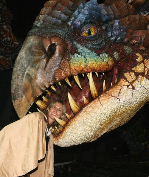 Хайди Клум попробовала приручить дракона. Фото