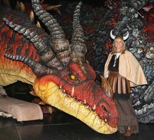 Хайди Клум попробовала приручить дракона. Фото