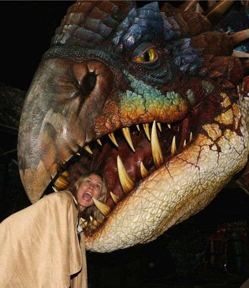 Хайди Клум попробовала приручить дракона. Фото