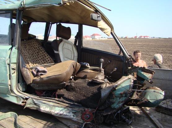 "ВАЗ" разорвало пополам – на водителе ни царапины. Фото