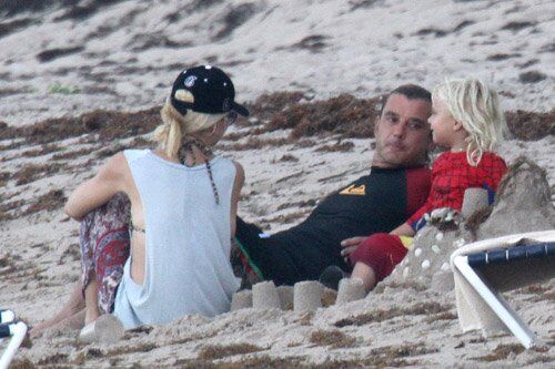 Стефани устроила семейный поход на пляж. Фото