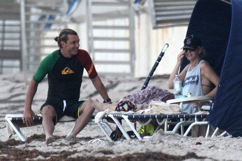 Стефани устроила семейный поход на пляж. Фото